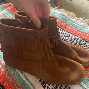 Minnetonka Double Fringe Side Zip Boot size 9